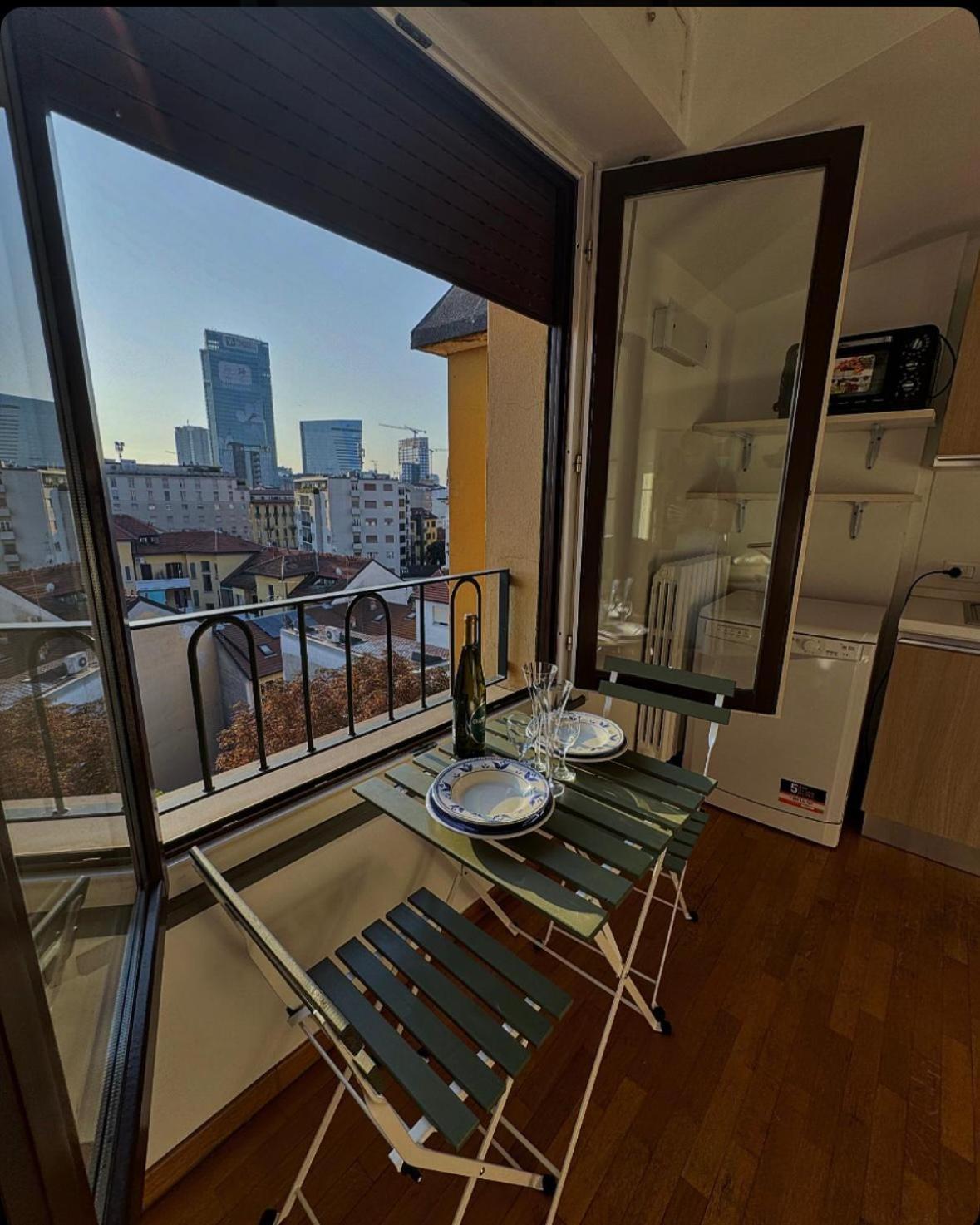 Attico Con Balcone In Centro A Isola * Milan